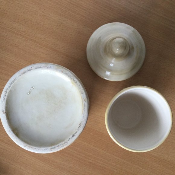 Vintage Italian ceramic jar lidded and a cup 3d raised flowers marked Italy - Picture 6 of 7